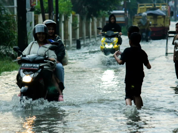 Meluapnya saluran air mengakibatkan jalanan tergenang banjir di kawasan Cibiru Hilir, Cileunyi, Kabupaten Bandung. (Pandu Muslim/Jabar Ekspres)