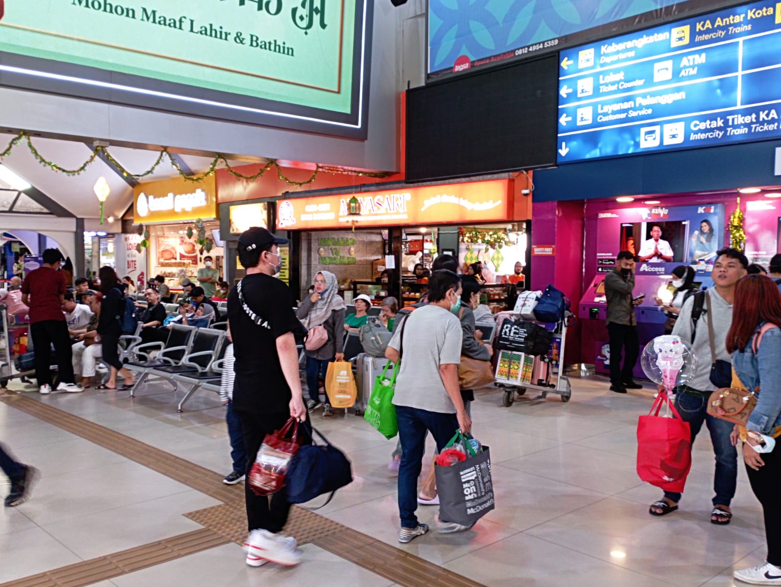 Dok. Situasi di Stasiun Bandung pada H-1 jelang lebaran Idul Fitri 2024. Selsa (9/4). Foto. Sandi Nugraha.