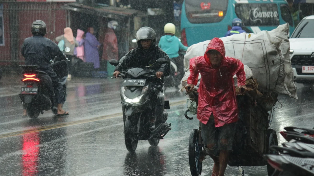 Ilustrasi cuaca ekstrem: Hujan lebat di ruas jalan Cibiru-Cileunyi. (Pandu Muslim/Jabar Ekspres)