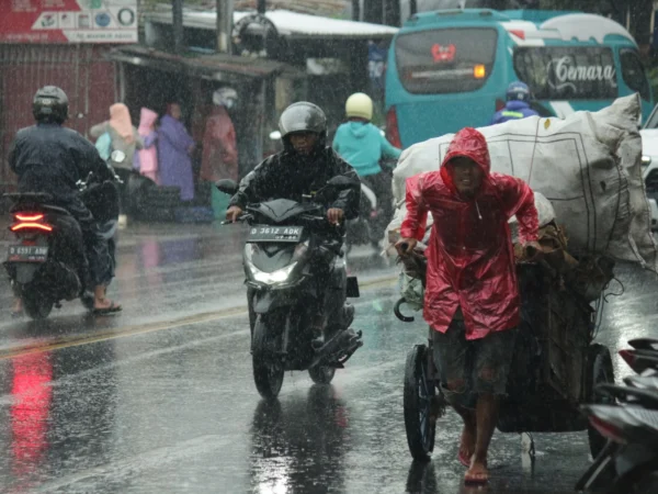 Ilustrasi cuaca ekstrem: Hujan lebat di ruas jalan Cibiru-Cileunyi. (Pandu Muslim/Jabar Ekspres)