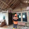 Petugas BPBD Kota Sukabumi saat meninjau rumah warga yang alami kerusakan akibat Gempa Garut Magnitudo 6,5. Dok BPBD Kota Sukabumi