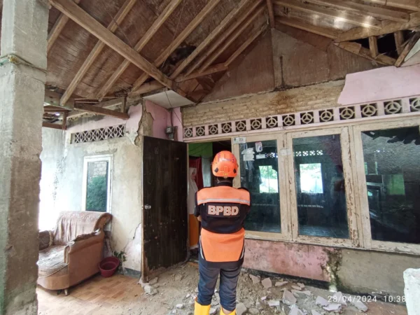 Petugas BPBD Kota Sukabumi saat meninjau rumah warga yang alami kerusakan akibat Gempa Garut Magnitudo 6,5. Dok BPBD Kota Sukabumi