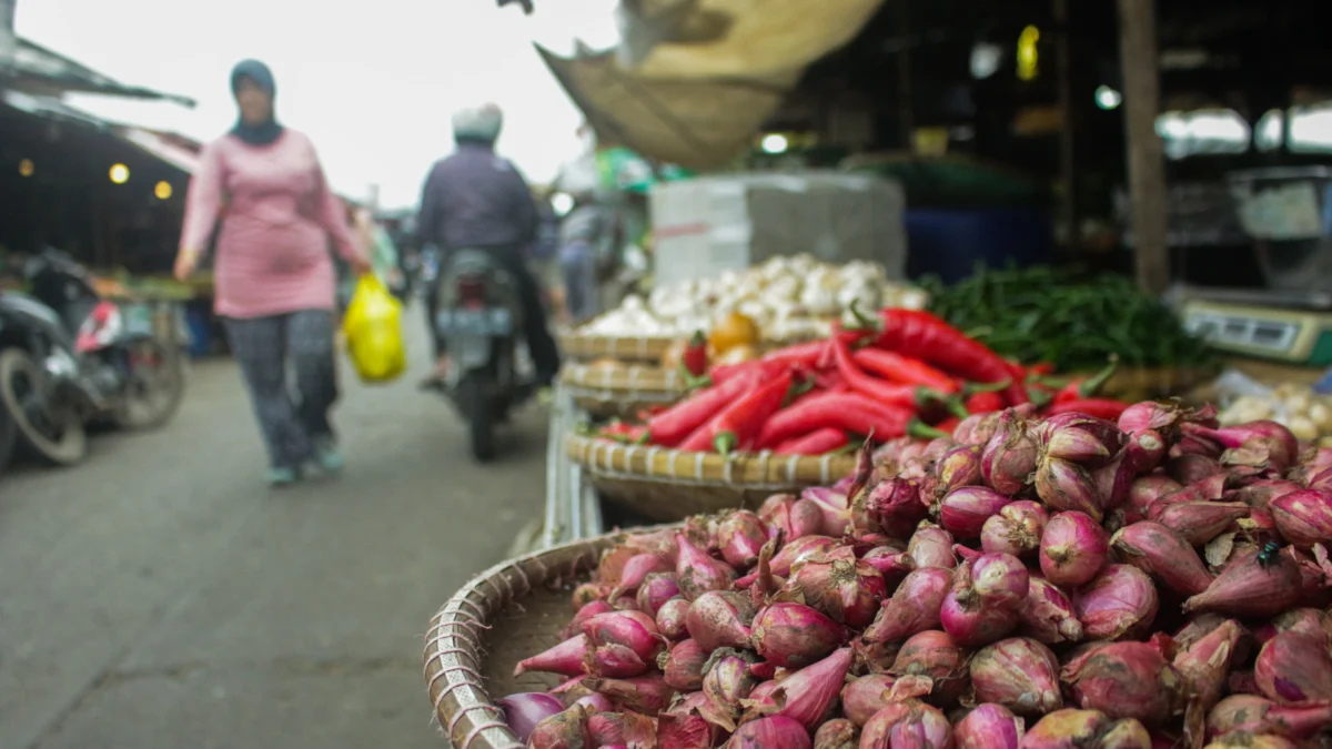 Pedagang bahan pangan di Pasar Induk Gedebage, Kota Bandung. (Pandu Muslim/Jabar Ekspres)