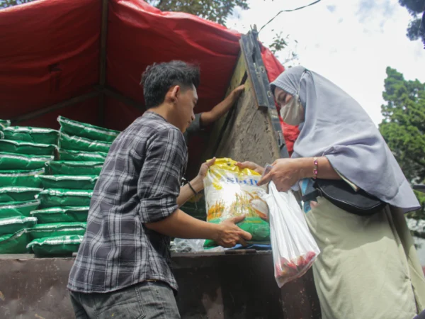 Ilustrasi masyarakat membeli beras SPHP di Halaman Kantor Kecamatan Cibiru, Kota Bandung. (Pandu Muslim/Jabar Ekspres)