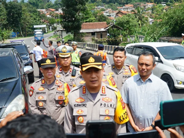 Kapolresta Bandung Kombes Pol Kusworo Wibowo saat ditanyai terkait Antisipasi Kemacetan di Exit Tol Cileunyi, dan Himbau Pemudik Periksa Saldo E-Tol. Foto Istimewa