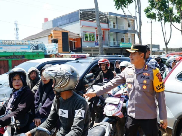 Kapolresta Bandung Kombes Pol Kusworo Wibowo saat mengatur arus lalu lintas di Simpang Sadu, Soreang, Kabupaten Bandung. Foto Istimewa
