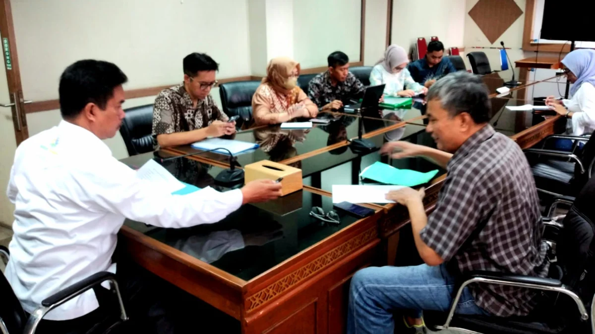 Mediasi antara pensiunan karyawan BNI dengan pihak BNI di Kantor Disnakertrans Jabar, Rabu (03/04).