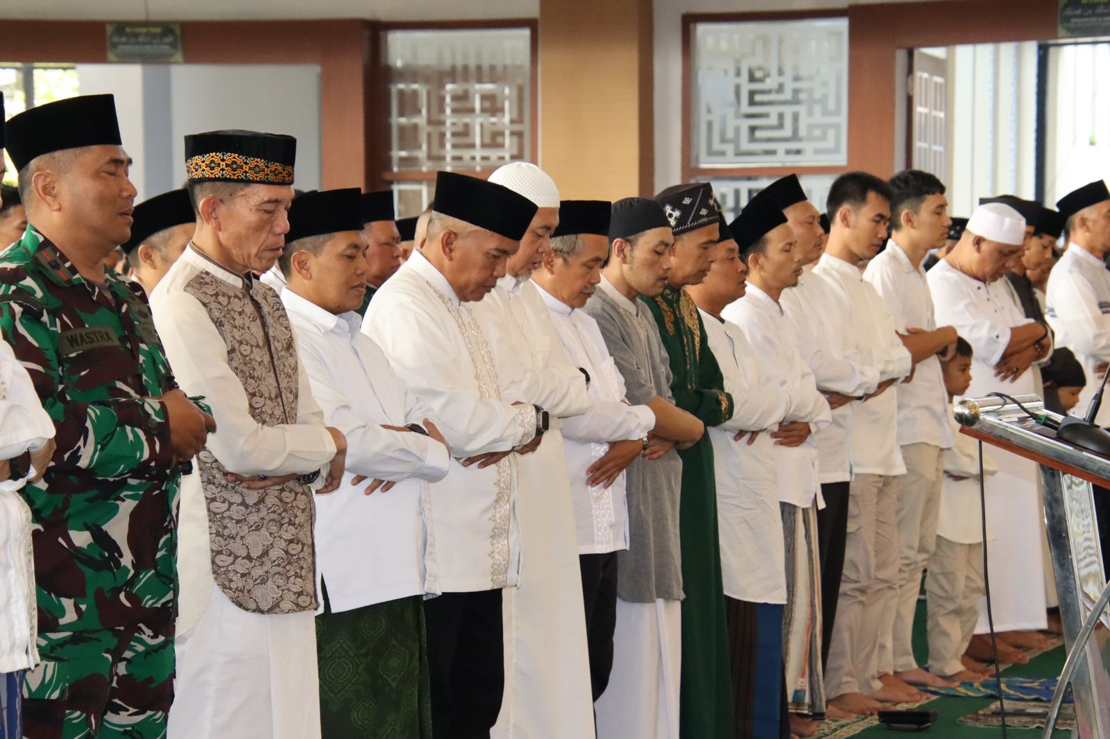 Ratusan jemaah mengkuti Shalat Idul Fitri di Masjid Agung Ash Shidiq Pemkab Bandung Barat. Rabu (10/4). Foto Jabarekspres