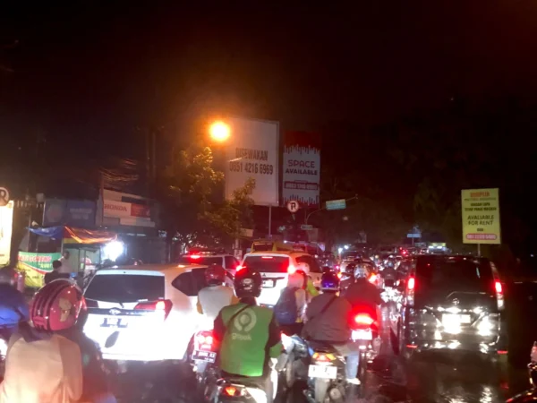 Terlihat volume kendaraan mulai meningkat di kawasan Bunderan Cibiru, Kota Bandung, Minggu (7/4) pukul 20.15 WIB (Sadam Husen Soleh Ramdhani