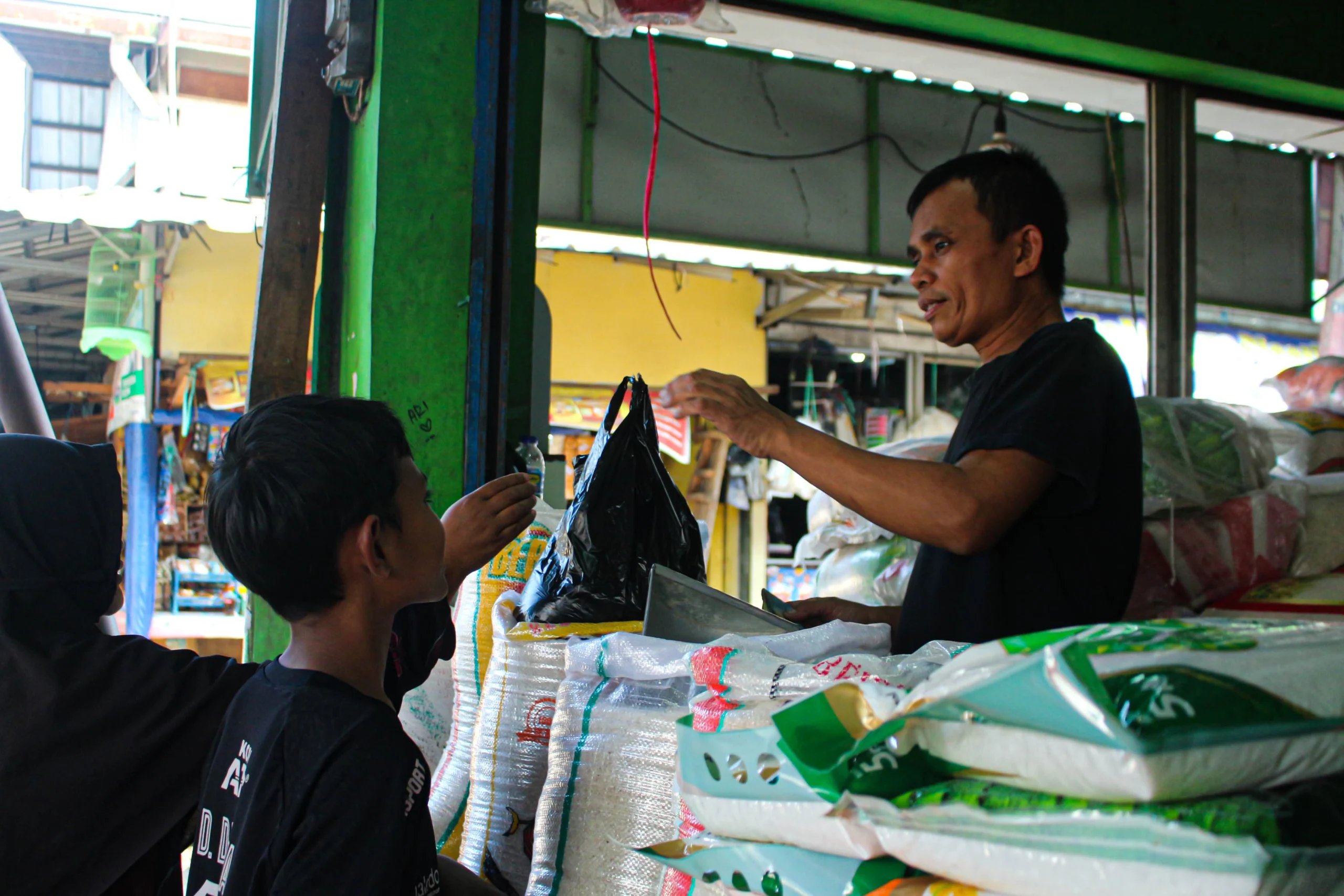 Penjual beras di Pasar Induk Gedebage, Kota Bandung. (Pandu Muslim/Jabar Ekspres)