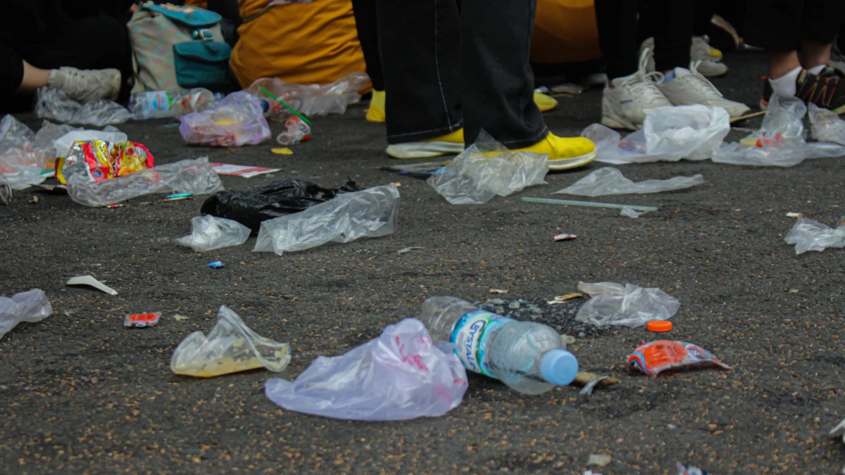 Ilustrasi: Sampah berserakan di kawasan wisata Kota Bandung. (Pandu Muslim/Jabar Ekspres)