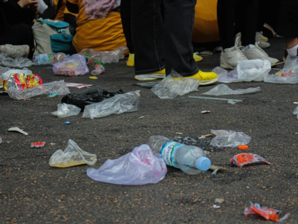 Ilustrasi: Sampah berserakan di kawasan wisata Kota Bandung. (Pandu Muslim/Jabar Ekspres)