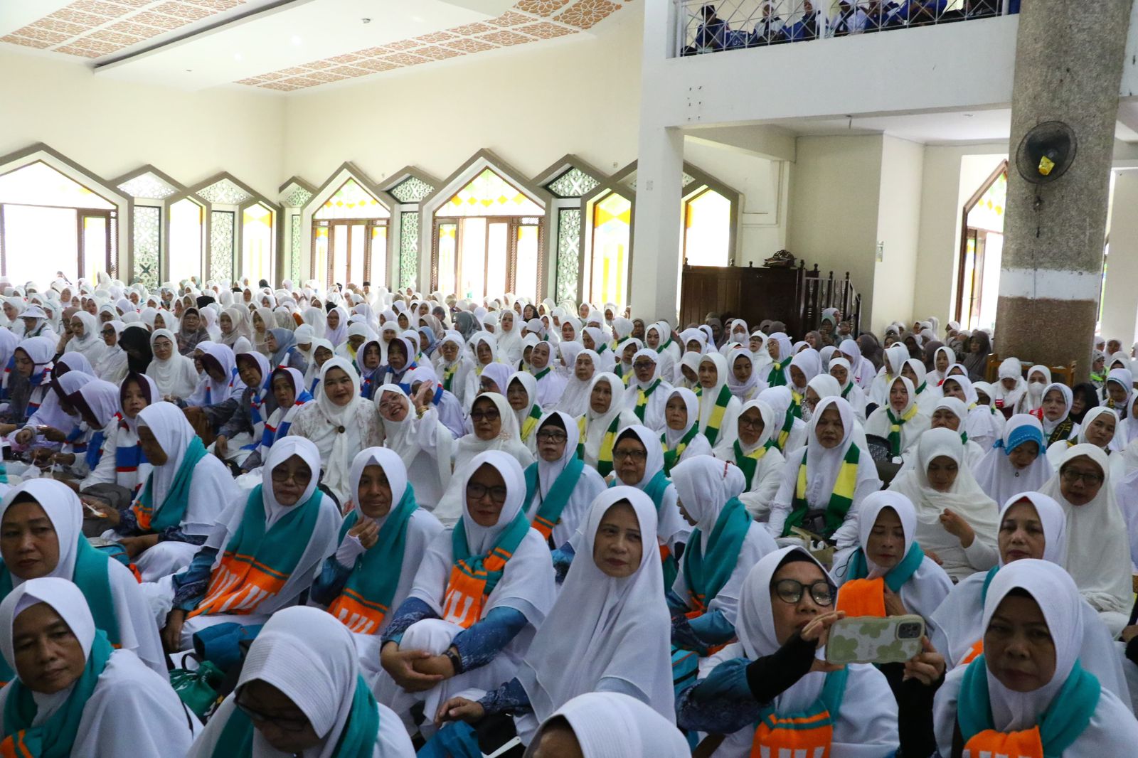 Pemerintah Kabupaten Bandung melepas 2.955 calon jemaah haji asal Kabupaten Bandung di Masjid Al Fathu Komplek Pemkab Bandung, Soreang, Selasa (30/4/2024). Foto Istimewa