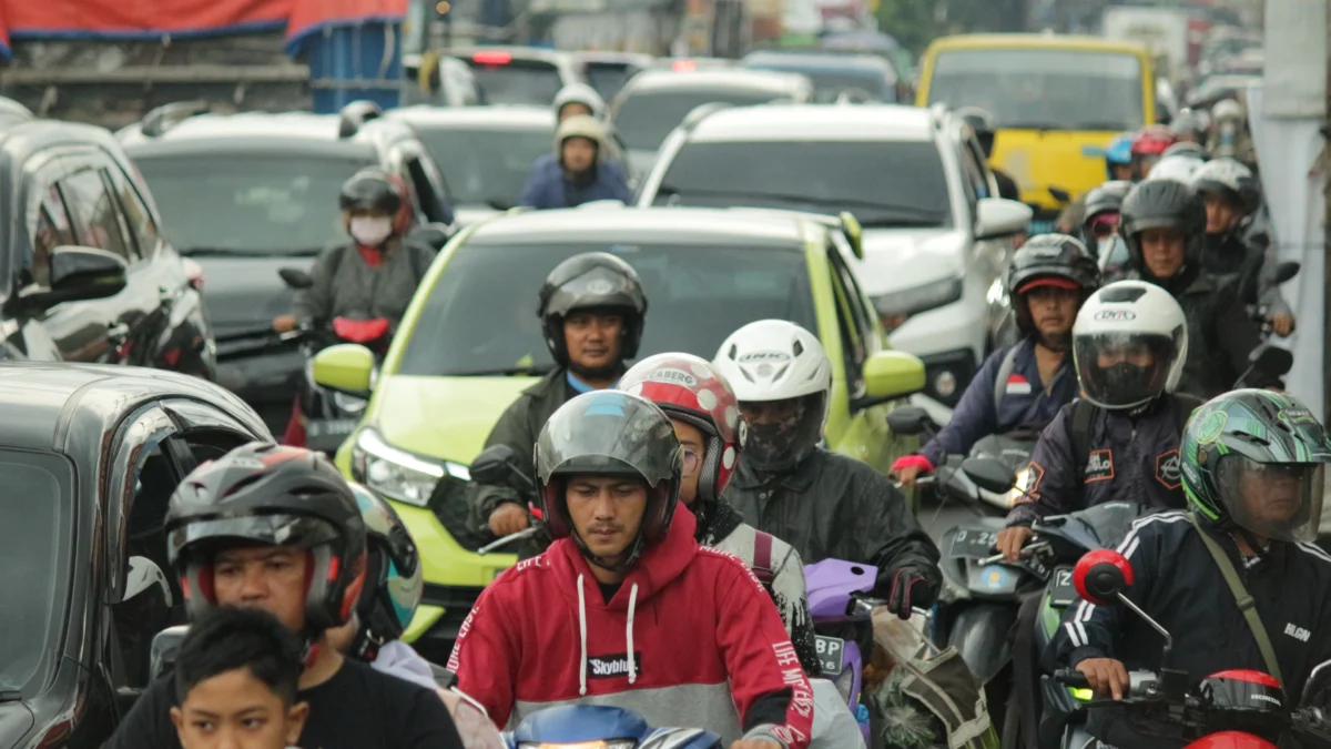 Kepadatan arus lalu lintas di Jalan Raya Cibiru, Cileunyi, Kabupaten Bandung, Rabu(17/4). Pandu Muslim/Jabar Ekspres