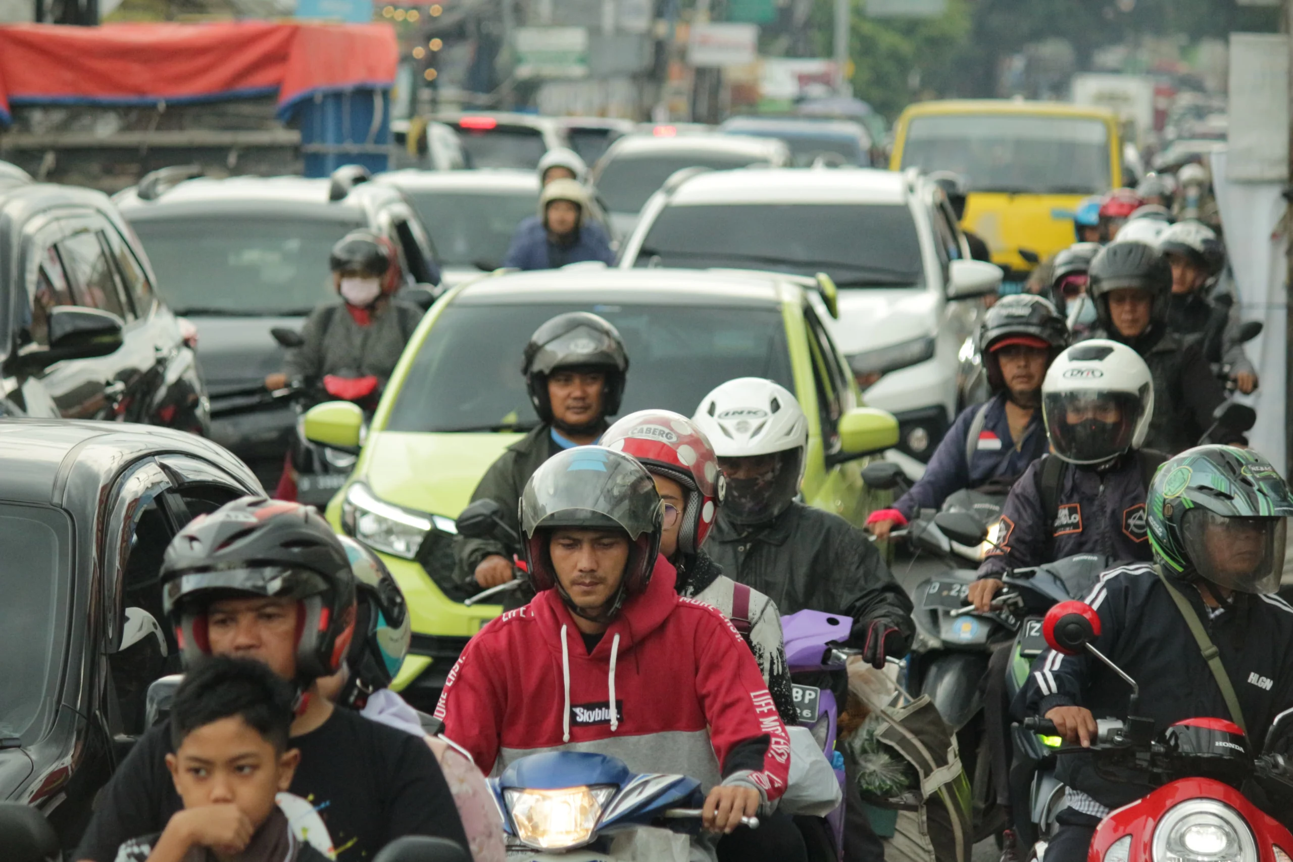 Kepadatan arus lalu lintas di Jalan Raya Cibiru, Cileunyi, Kabupaten Bandung, Rabu(17/4). Pandu Muslim/Jabar Ekspres