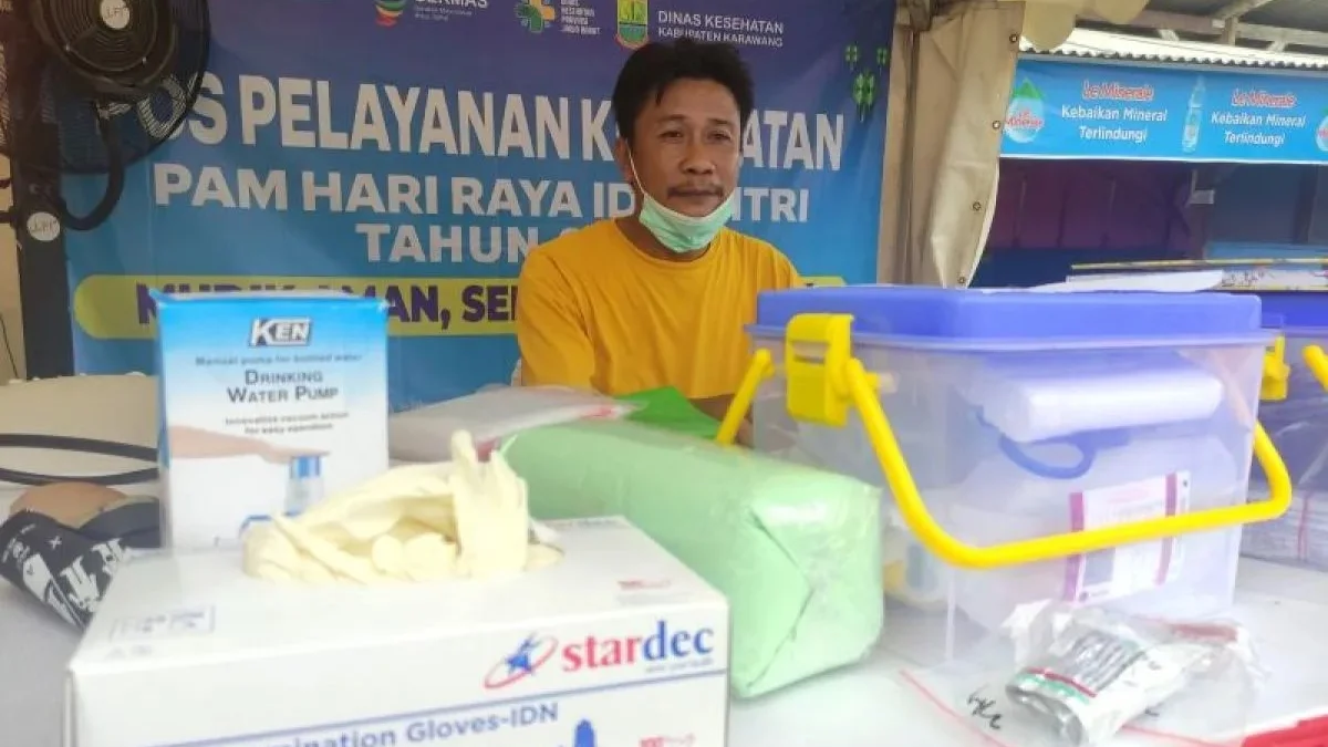 Kepala Posko Kesehatan Simpang Jomin Husnadi bersiaga untuk melayani kebutuhan kesehatan bagi para pe mudik yang melintasi Jalur Pantura, via Jomin, Kotabaru, Karawang, Jawa Barat, Sabtu (6/4/2024). (ANTARA)