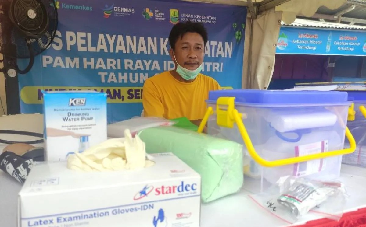 Kepala Posko Kesehatan Simpang Jomin Husnadi bersiaga untuk melayani kebutuhan kesehatan bagi para pe mudik yang melintasi Jalur Pantura, via Jomin, Kotabaru, Karawang, Jawa Barat, Sabtu (6/4/2024). (ANTARA)