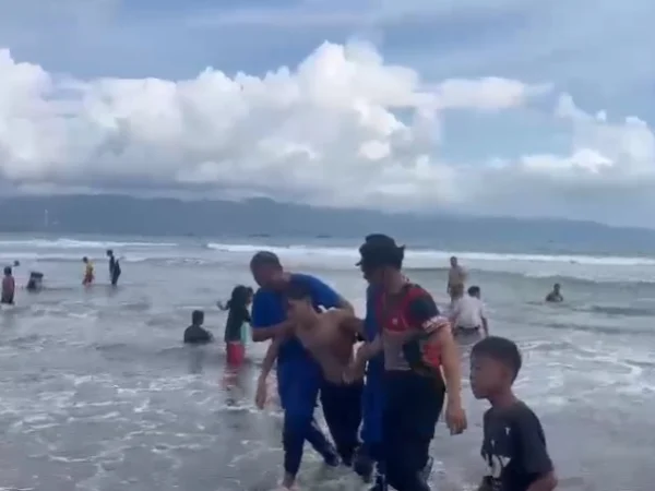 Korban nyaris tenggelam di Pantai Selatan Sukabumi dievakuasi petugas/Istimewa/