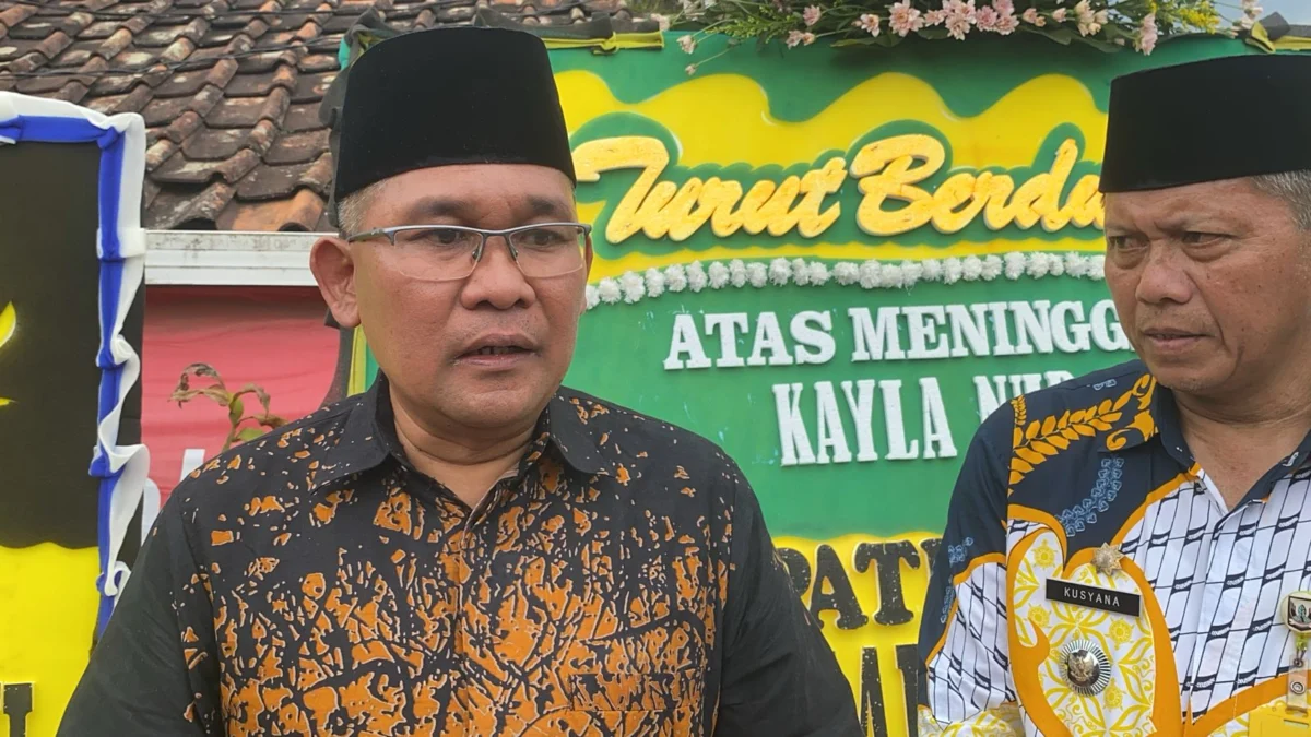 Kaban Kesbangpol Kabupaten Sukabumi (batik coklat) Tri Romadono takziah ke rumah almarhumah kayla. Riki Achmad/Jabar Ekspres