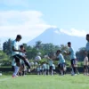 Potret Timnas U-16 sedang berlatih dibawah Lereng Gunung Merapi. (PSSI)