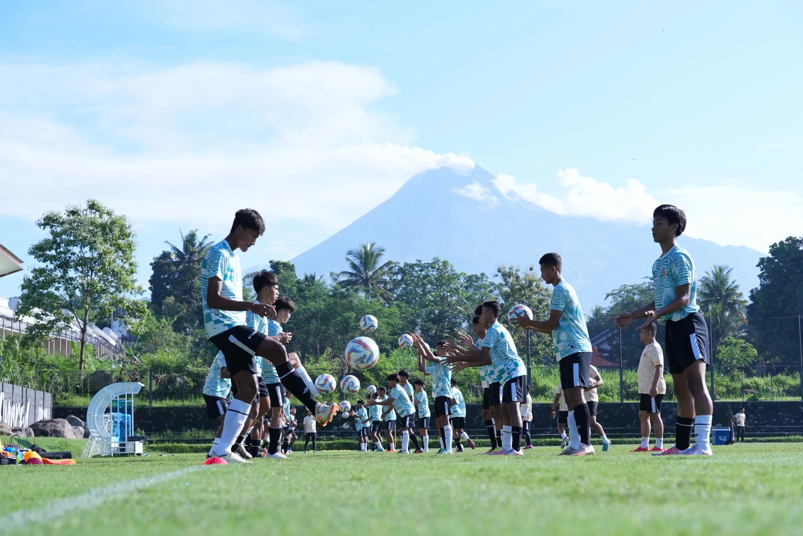 Potret Timnas U-16 sedang berlatih dibawah Lereng Gunung Merapi. (PSSI)