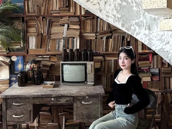 Kafe "Nham" Dengan Rak Buku Raksasa Memukau Pengunjung di Distrik 10 Ho Chi Minh City