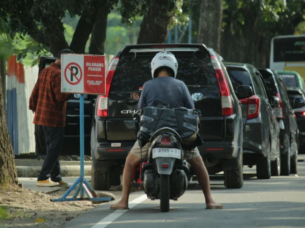 Sejumlah kendaraan parkir di lokasi larangan parkir Jalan Sukabumi, Kota Bandung, Kamis(18/4). Pandu Muslim/Jabar Ekspres