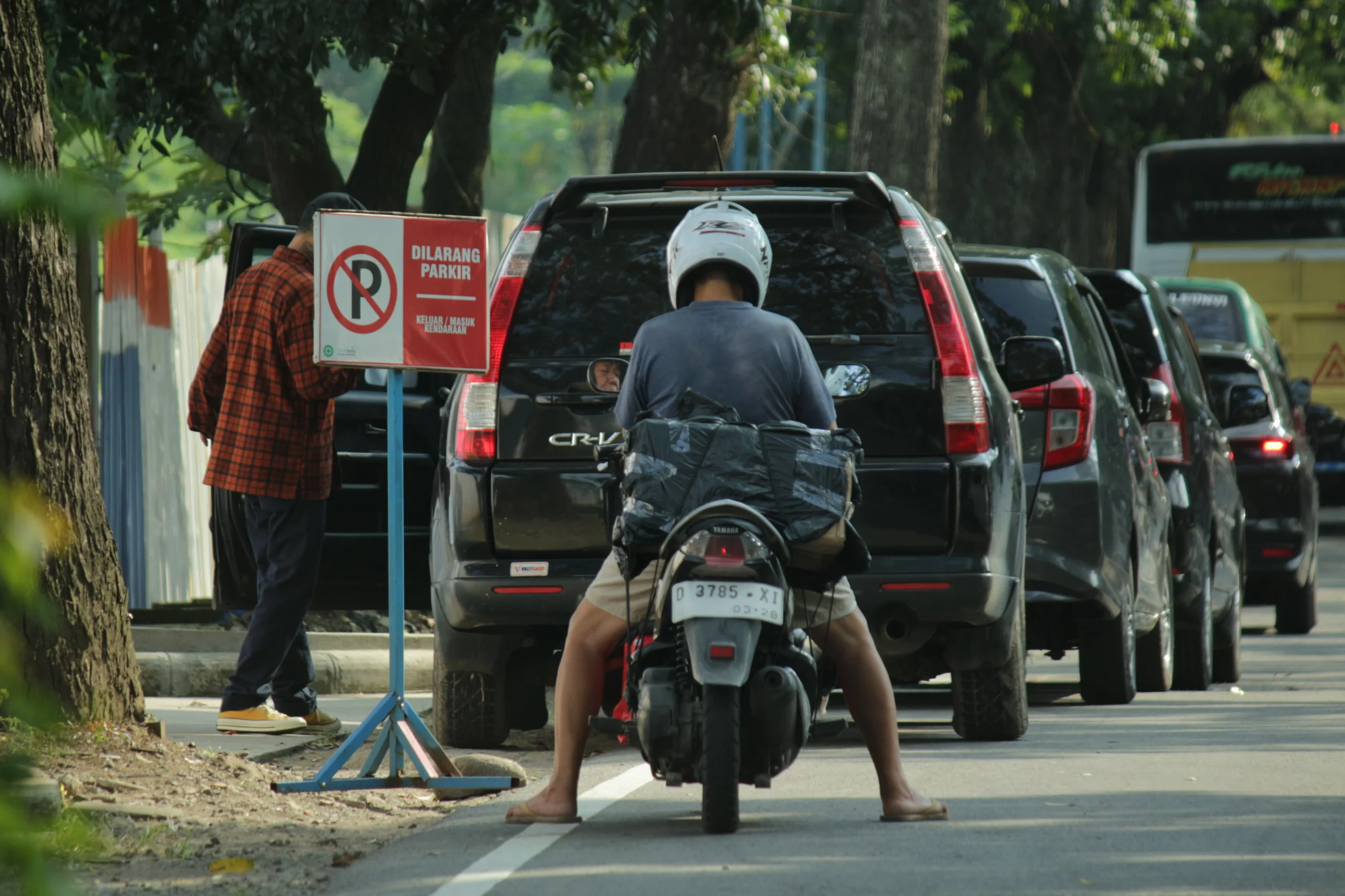 Sejumlah kendaraan parkir di lokasi larangan parkir Jalan Sukabumi, Kota Bandung, Kamis(18/4). Pandu Muslim/Jabar Ekspres