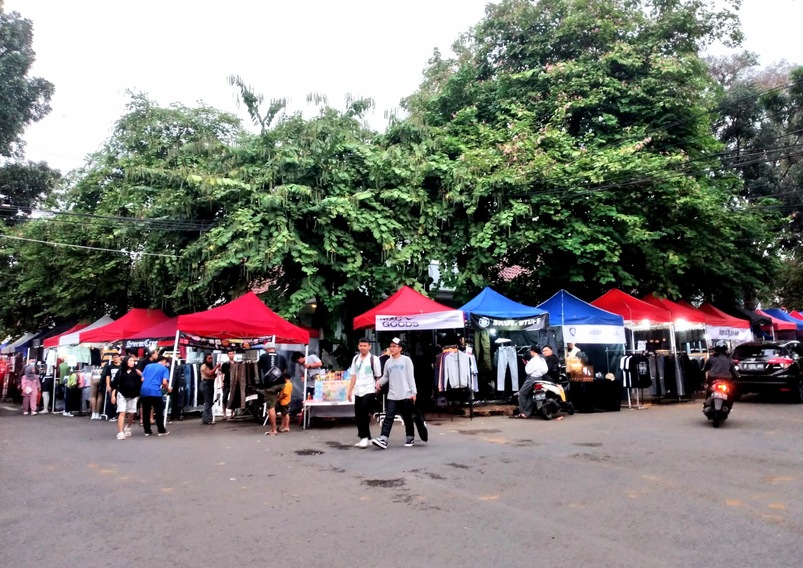 Puluhan tenda pedagang dadakan di Jalan Trunojoyo yang menjamur Jelang Lebaran