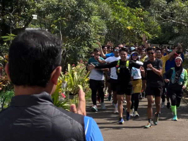Sejumlah pelari dari berbagai daerah di Jawa Barat saat bertemu Bima Arya di Kota Bogor. (Yudha Prananda / Jabar Ekspres)