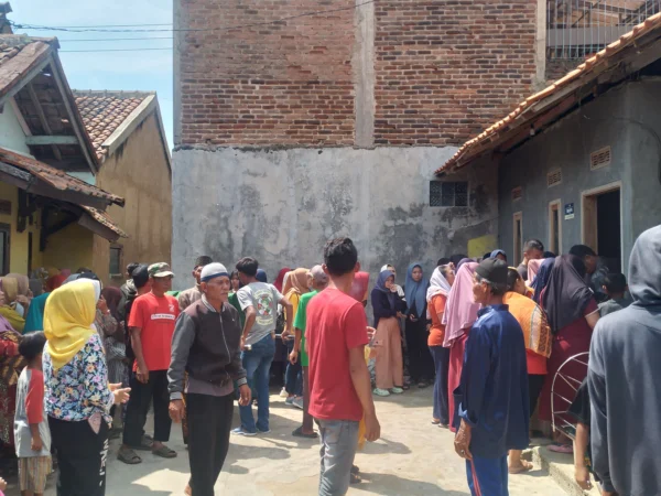 Warga RT04 RW18, Desa Cileunyikulon, Kecamatan Cileunyi, Kabupaten Bandung dihebohkan oleh adanya peristiwa suami membunuh istrinya. (Yanuar/Jabar Ekspres)