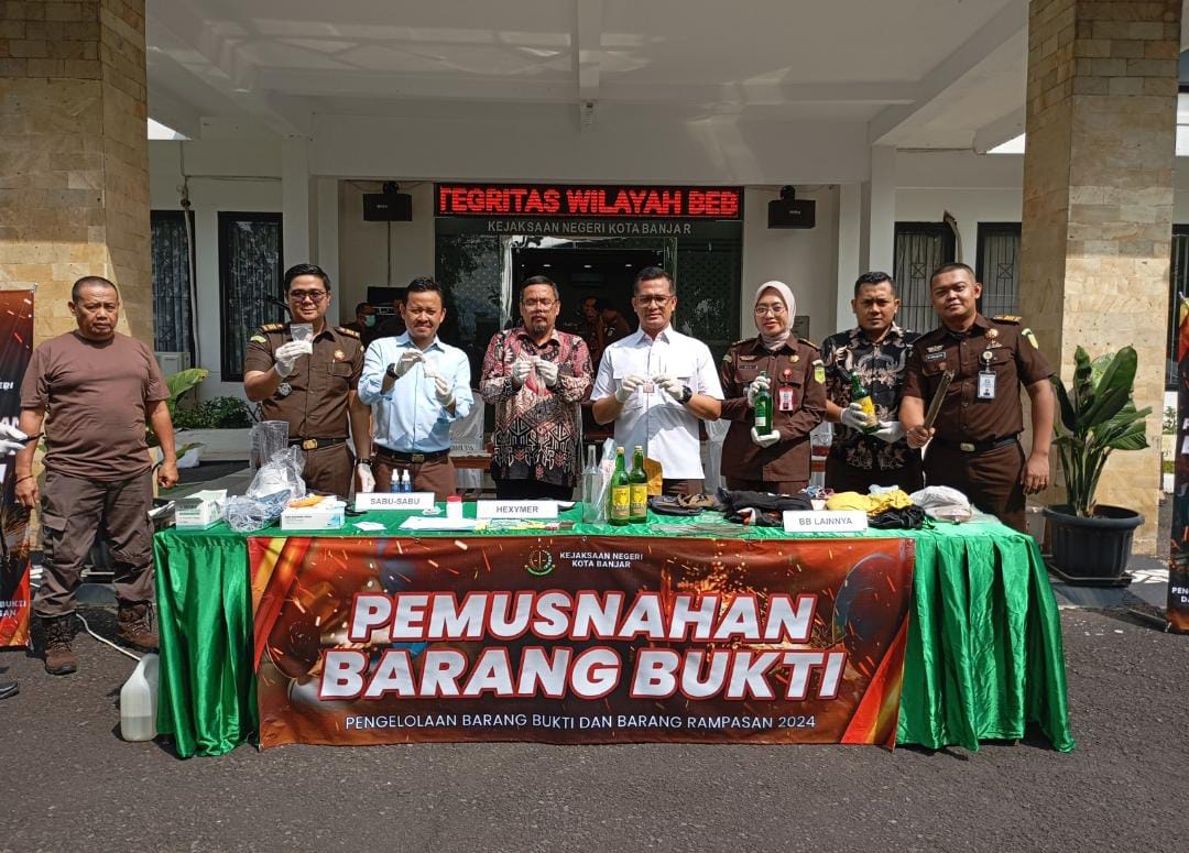 Kejaksaan Negeri Banjar dan Polres Banjar memusnahkan barang bukti dari 20 perkara tindak kejahatan pada rentang waktu September 2023 hingga April 2024, di halaman Kejaksaan Negeri Banjar Jawa Barat, Kamis 25 April 2024. (Cecep Herdi/Jabar Ekspres)