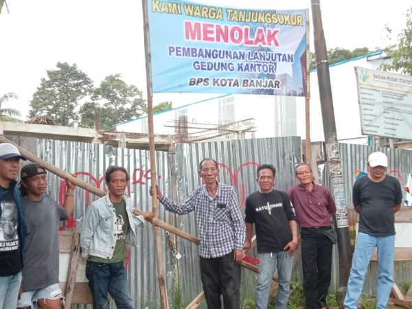 Sejumlah warga memasang spanduk penolakan lanjutan kantor BPS Kota Banjar di wilayah Tanjungsukur, Senin 29 April 2024. (Cecep Herdi/Jabar Ekspres)