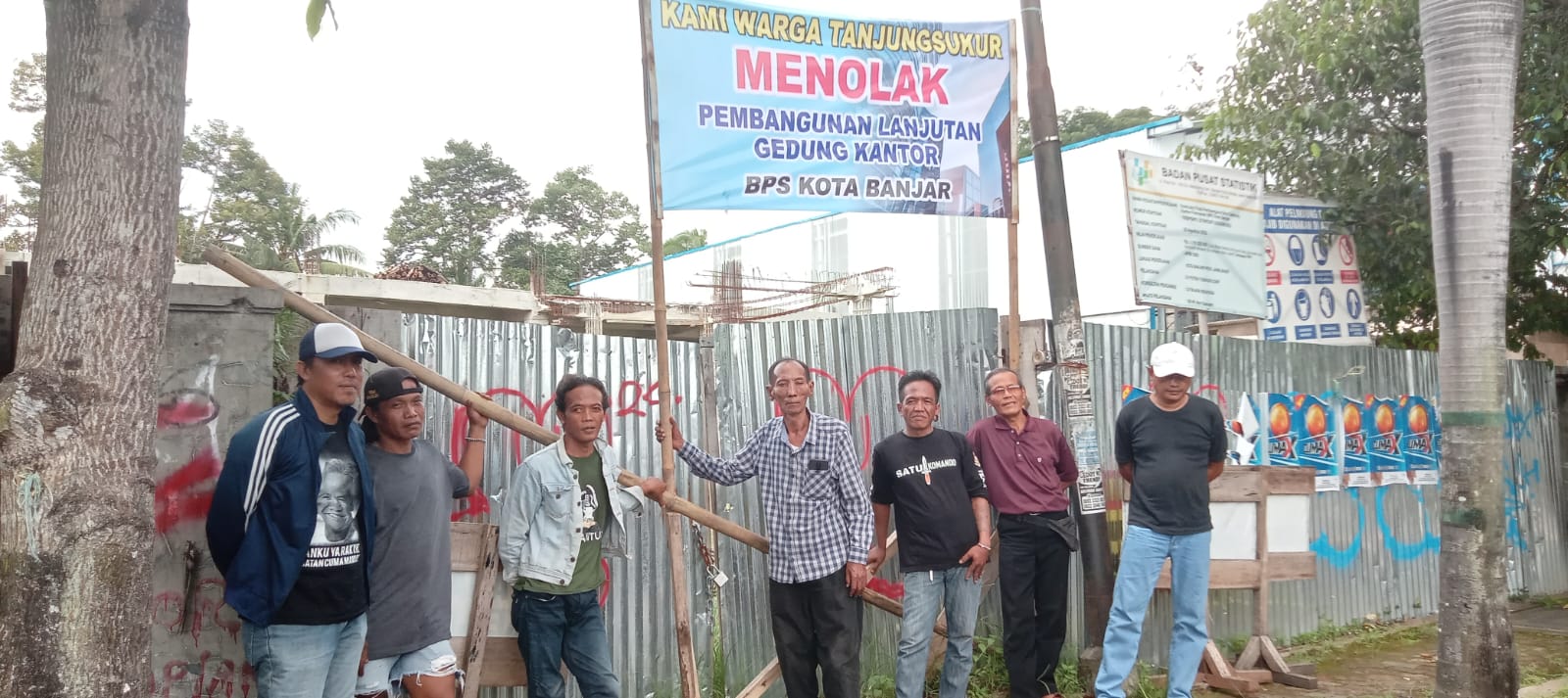 Sejumlah warga memasang spanduk penolakan lanjutan kantor BPS Kota Banjar di wilayah Tanjungsukur, Senin 29 April 2024. (Cecep Herdi/Jabar Ekspres)