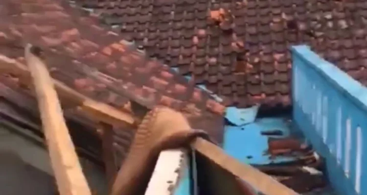 rumah rusak akibat puting beliung di Cimaung/Istimewa/