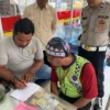 Tim saber pungli Kabupaten Ciamis menangkap tangan seorang juri parkir liar di sebuah minimarket di Jalan Ir H Juanda, Kabupaten Ciamis Jawa Barat, Jumat 26 April 2024. (Cecep Herdi/Jabar Ekspres)