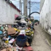Sampah di Kampung Andir, Desa/Kecamatan Padalarang, Bandung Barat menggunung hingga meluber ke jalan. Rabu (17/4). Foto Jabarekspres