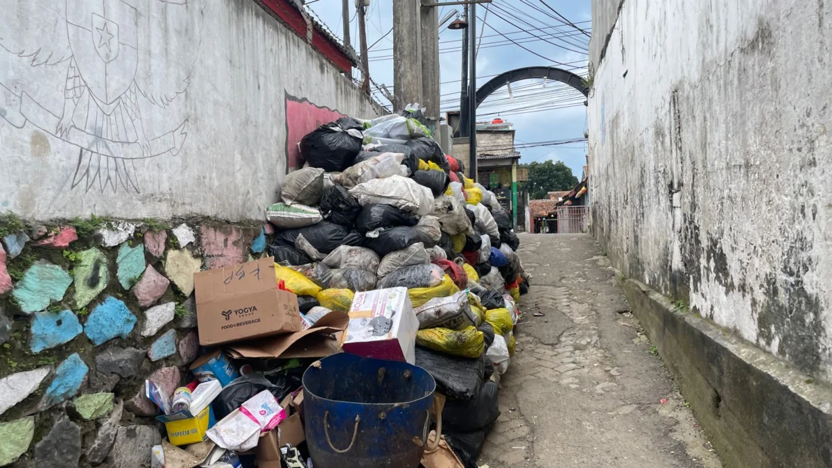 Sampah di Kampung Andir, Desa/Kecamatan Padalarang, Bandung Barat menggunung hingga meluber ke jalan. Rabu (17/4). Foto Jabarekspres