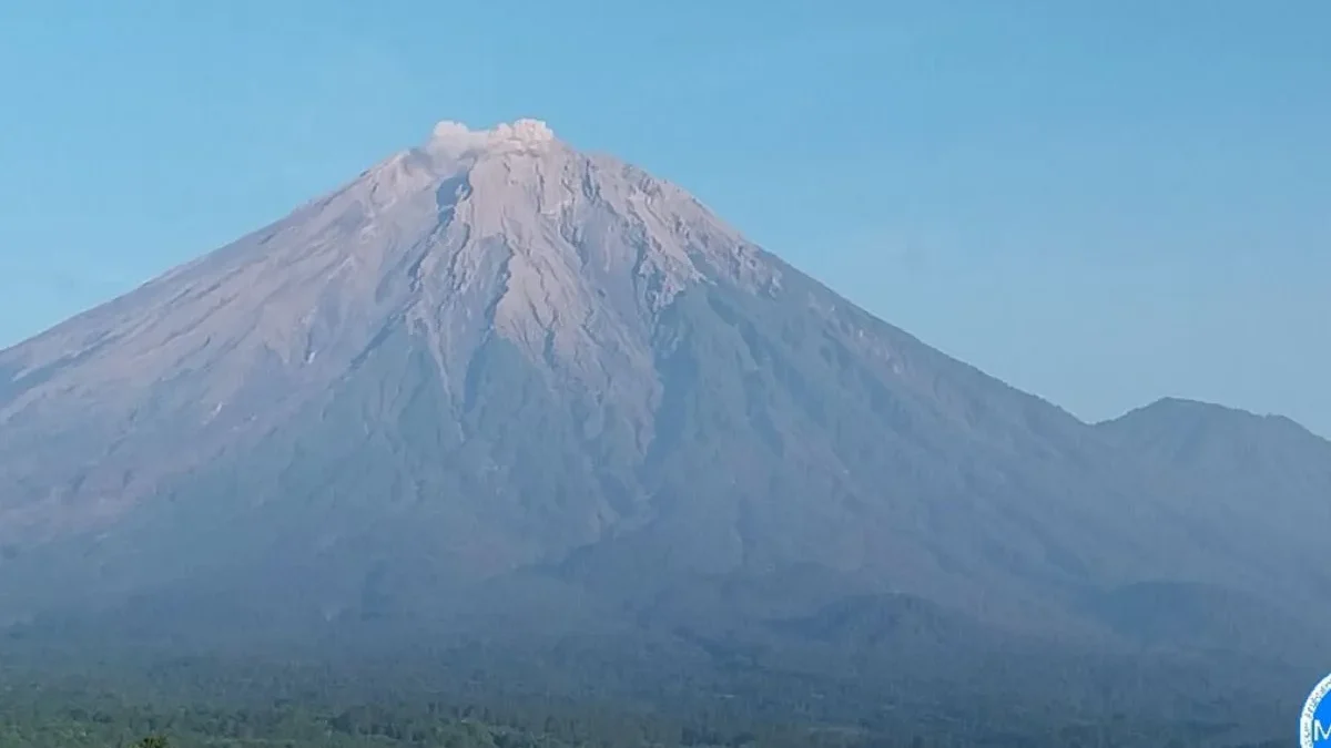 Erupsi Gunung Semeru pada Sabtu (6/4/2024), pukul 06.10 WIB (ANTARA/HO-PVMBG)