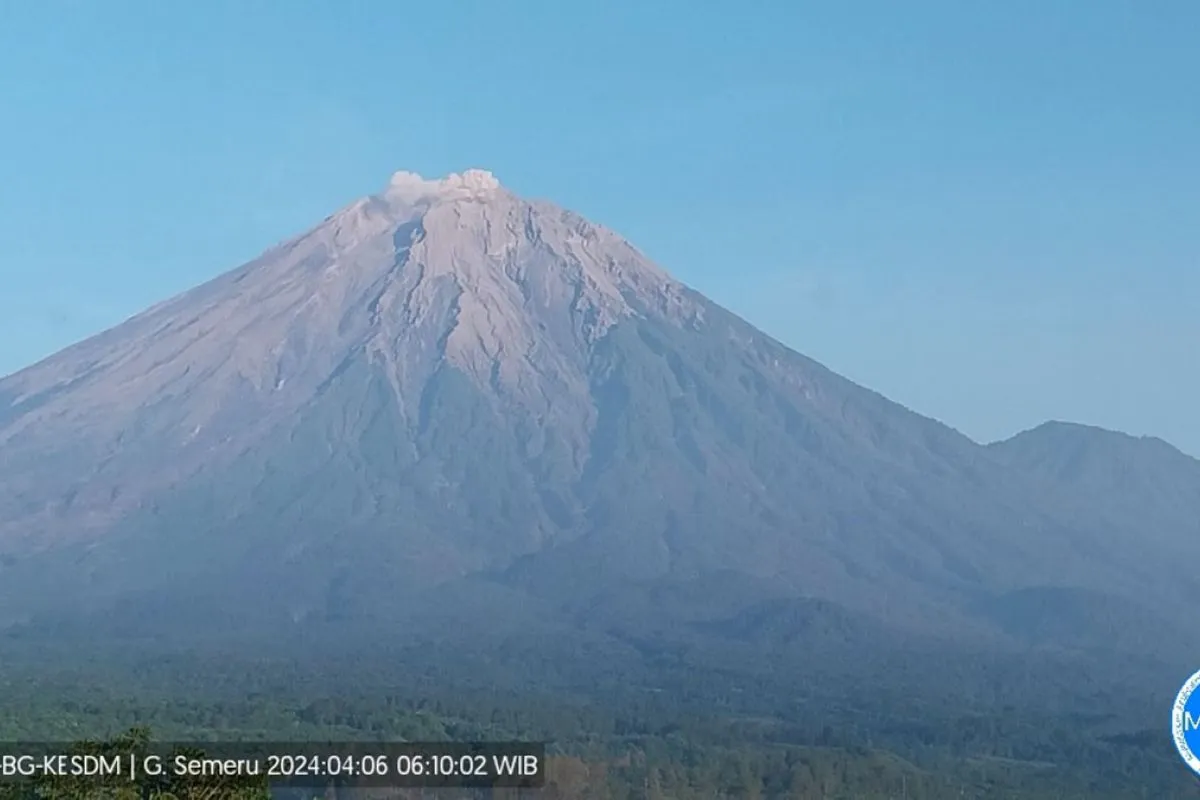 Erupsi Gunung Semeru pada Sabtu (6/4/2024), pukul 06.10 WIB (ANTARA/HO-PVMBG)