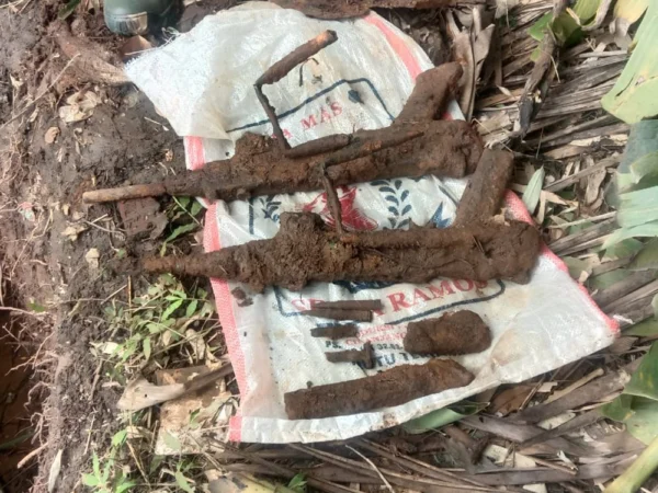 Senjata api laras panjang ditemukan dalam tanah kebun bambu milik warga di Desa Selajambe, Kecamatan Cisaat, Kabupaten Sukabumi. Dok poto: Koramil 0607-09.