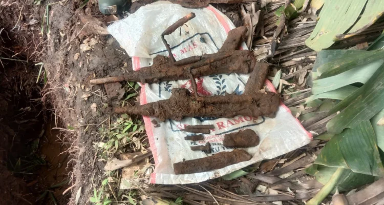 Senjata api laras panjang ditemukan dalam tanah kebun bambu milik warga di Desa Selajambe, Kecamatan Cisaat, Kabupaten Sukabumi. Dok poto: Koramil 0607-09.