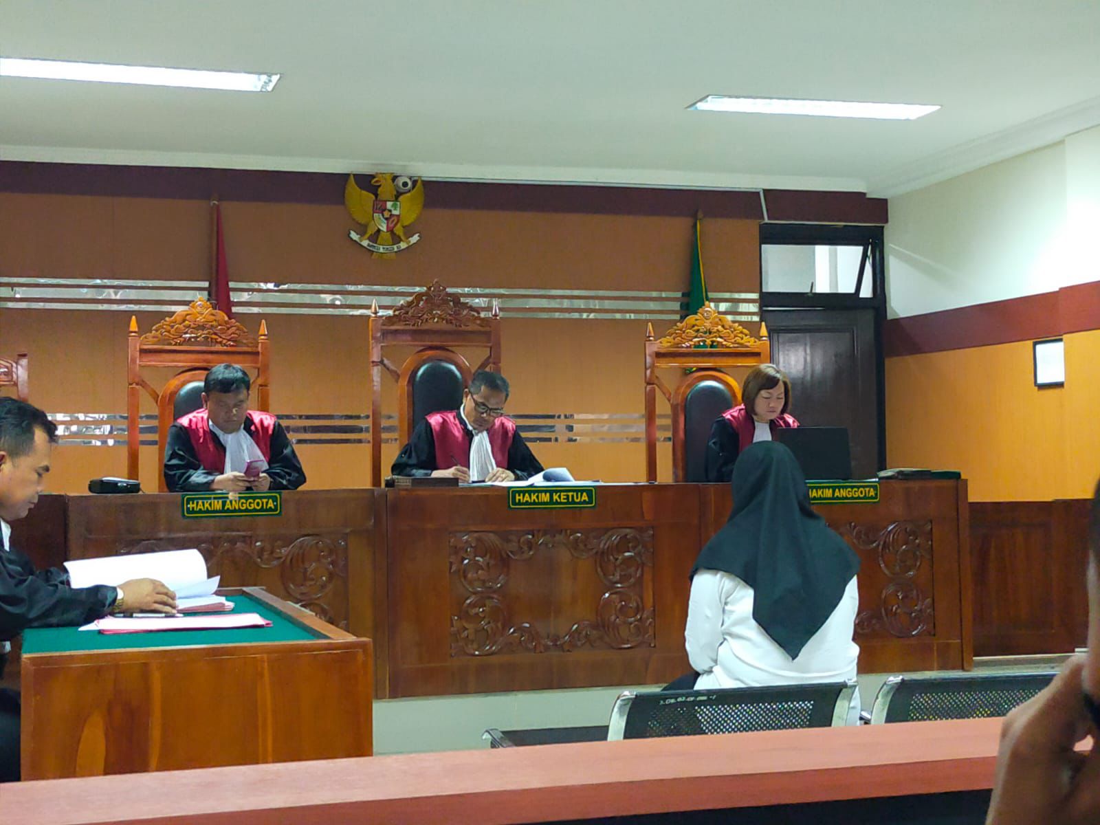 Putri sumiati alias Uti (28 tahun) saat berada di ruangan sidang Senin (29/4) yang merupakan terdawa dalam kasus pembunuhan pembunuhan Roslindawati (35 tahun). Riki Achmad