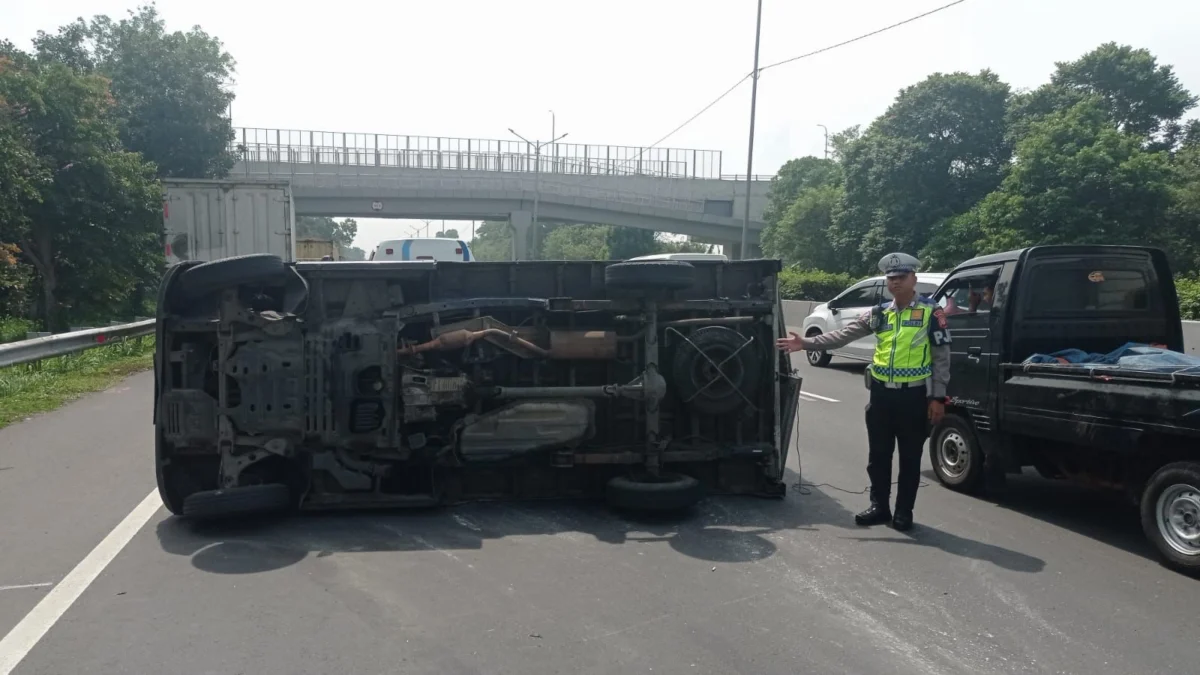 Kecelakaan tunggal terjadi di kilometer 151 Tol Purbaleunyi pada Rabu (24/4/2024), yang melibatkan satu mobil box merk Daihatsu Grandmax dengan nomor polisi B 9324 CCD. Foto Istimewa