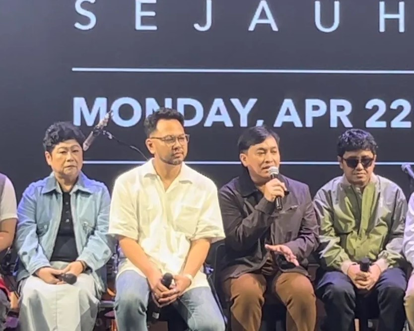 Musisi Yovie Widianto (memegang mik) bersama rekan satu grupnya di Kahitna dan jajaran tim dari Musica Studios saat menghadiri sesi konferensi pers di kawasan Kemang, Jakarta Selatan, Senin (22/4/2024). (ANTARA)