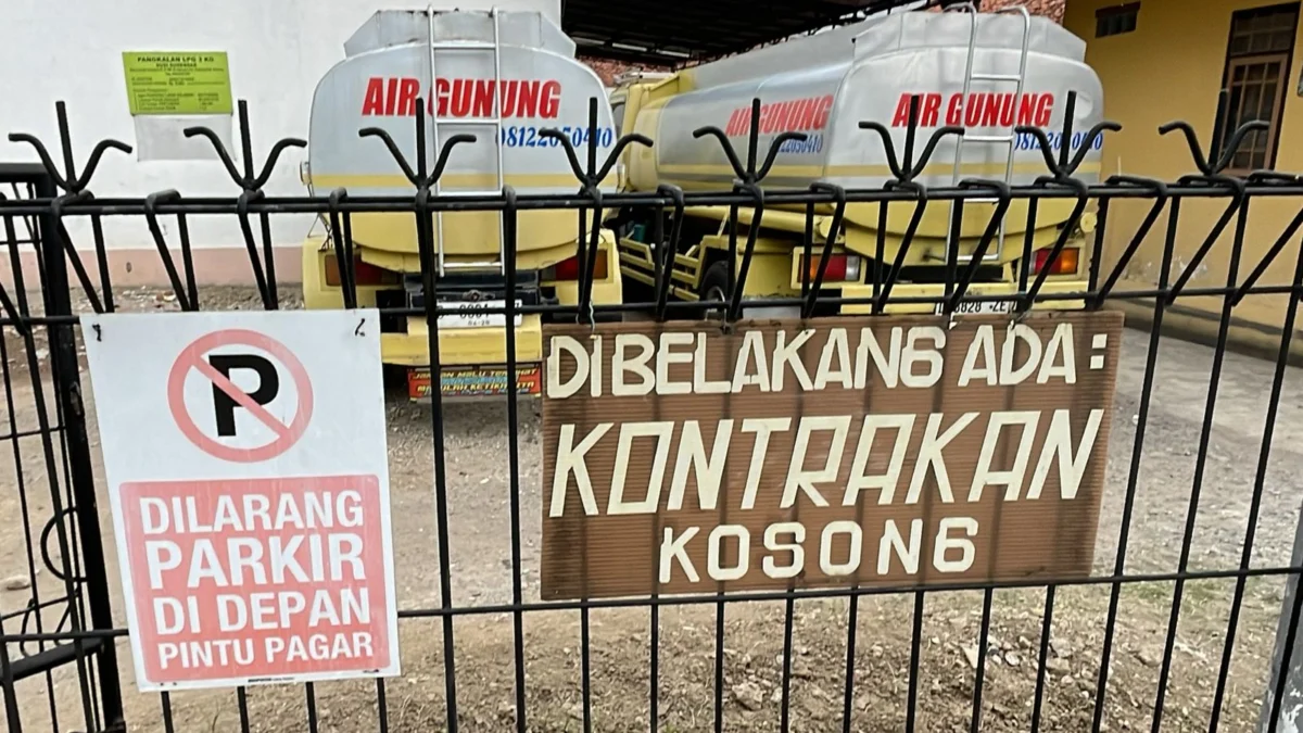 Gerbang kontrakan tempat Pegi alias Perong alias Pegi Setiawan di Katapang, Kabupaten Bandung. Foto Agi