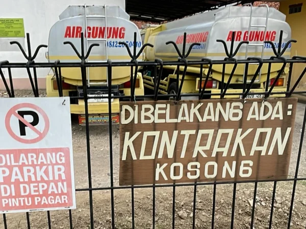Gerbang kontrakan tempat Pegi alias Perong alias Pegi Setiawan di Katapang, Kabupaten Bandung. Foto Agi