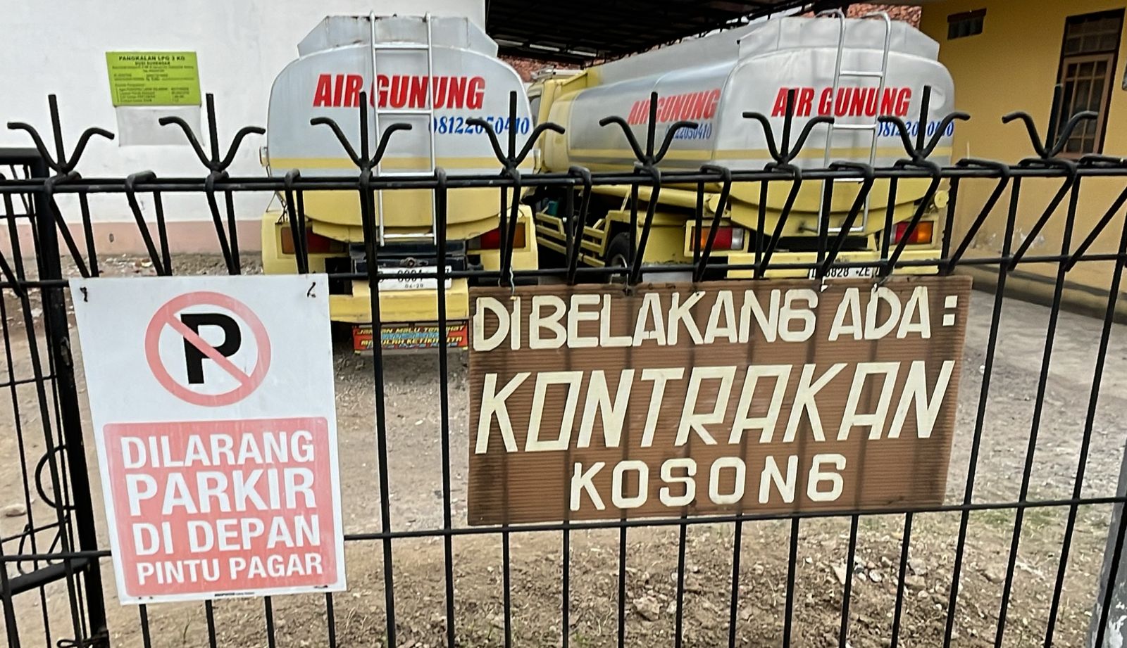 Gerbang kontrakan tempat Pegi alias Perong alias Pegi Setiawan di Katapang, Kabupaten Bandung. Foto Agi