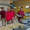 Kepala Divisi Pemasyarakatan Kanwil Kemenkumham Jawa Barat Robianto (tengah) saat meninjau hasil olahan makanan karya warga Binaan Lapas Banjar, Kamis 9 Mei 2024. (istimewa)