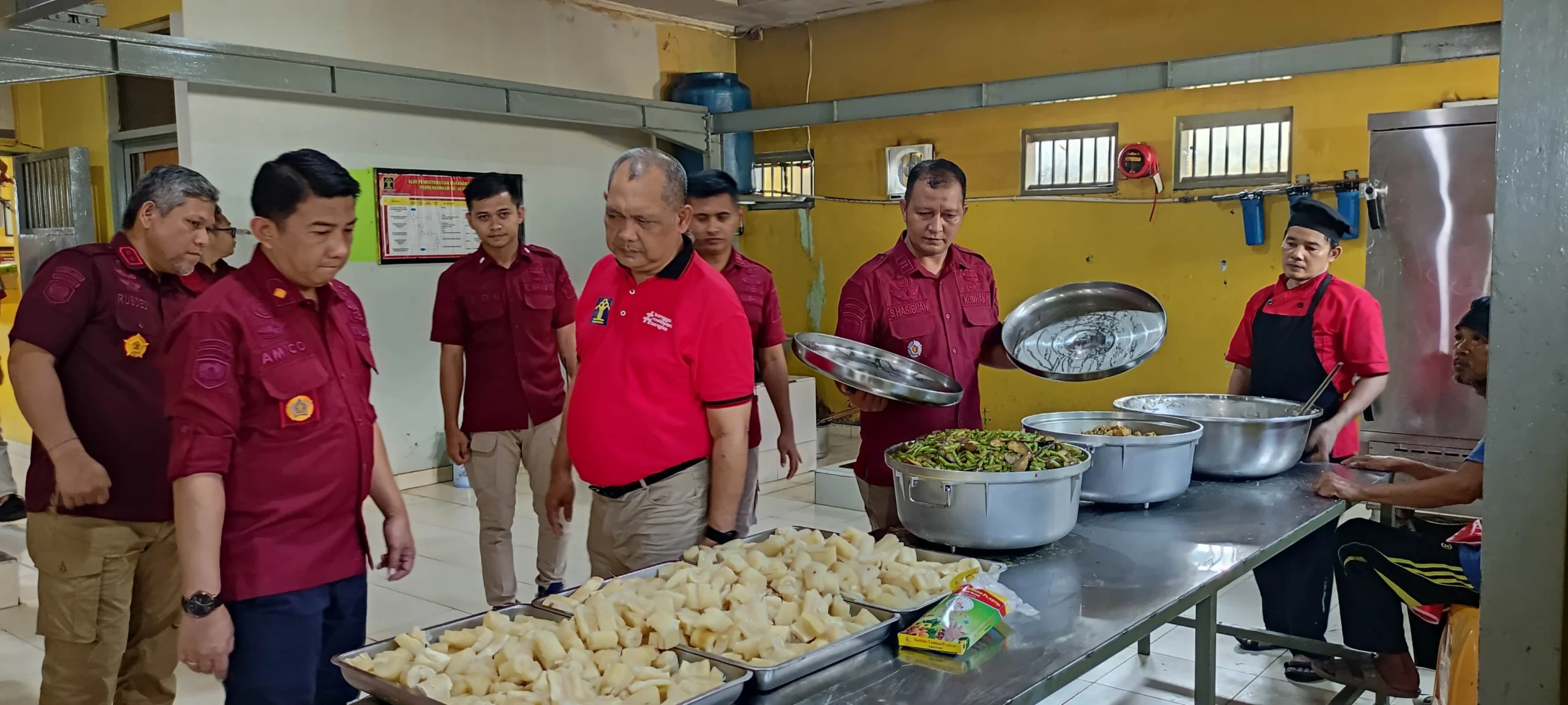 Kepala Divisi Pemasyarakatan Kanwil Kemenkumham Jawa Barat Robianto (tengah) saat meninjau hasil olahan makanan karya warga Binaan Lapas Banjar, Kamis 9 Mei 2024. (istimewa)